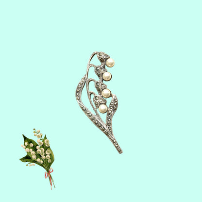 A silver brooch featuring lily of the valley set with pearls. パールがあしらわれたスズランモチーフのシルバーブローチ。
