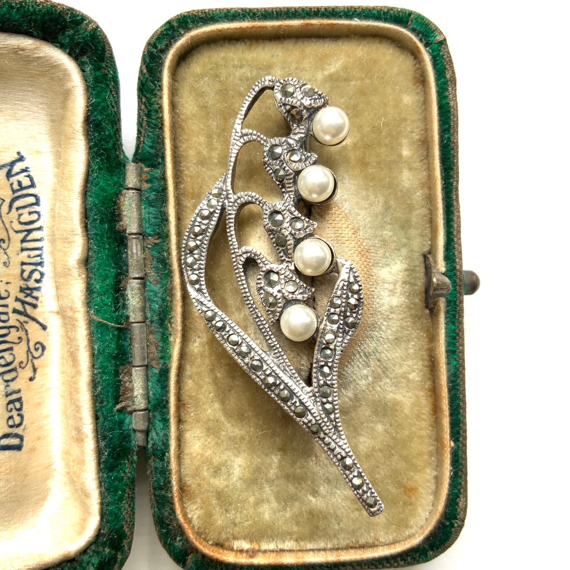 A silver brooch featuring lily of the valley set with pearls. パールがあしらわれたスズランモチーフのシルバーブローチ。