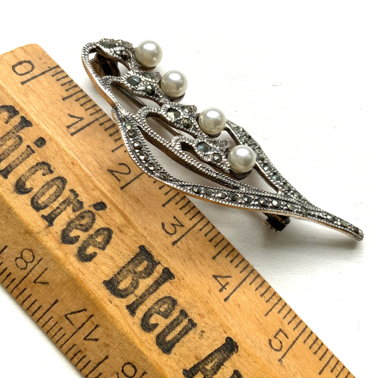 A silver brooch featuring lily of the valley set with pearls. パールがあしらわれたスズランモチーフのシルバーブローチ。