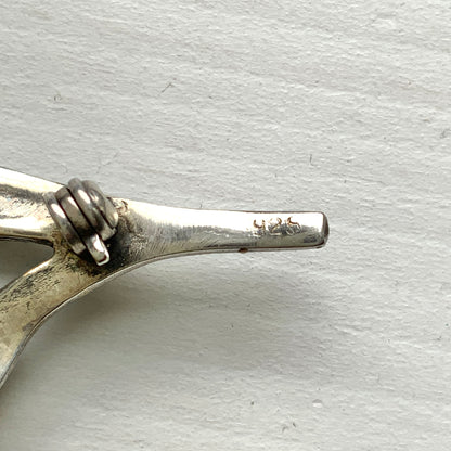 A silver brooch featuring lily of the valley set with pearls. パールがあしらわれたスズランモチーフのシルバーブローチ。