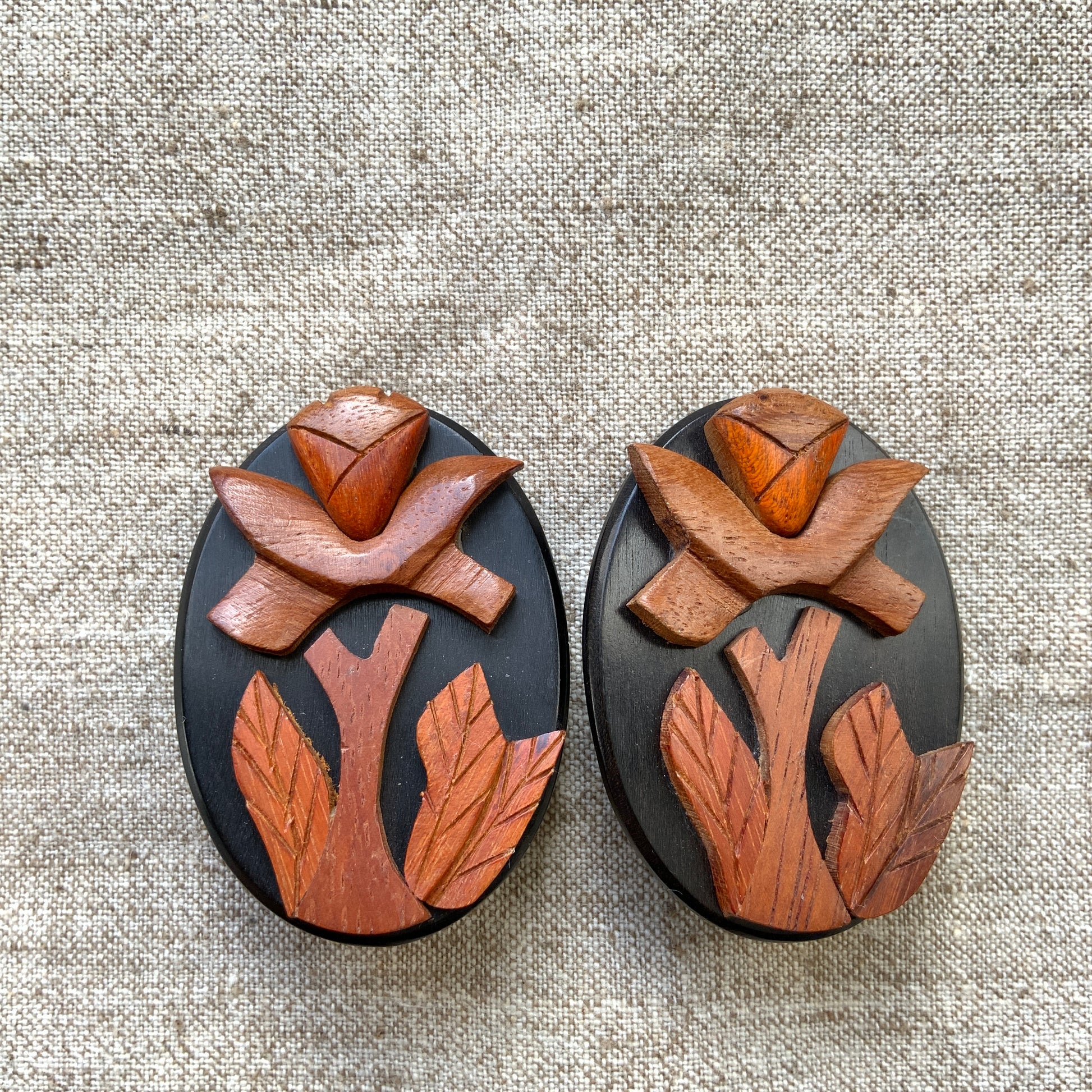 Striking statement earrings featuring a carved wooden rose. ウッドカービングのバラが印象的な大ぶりイヤリング。