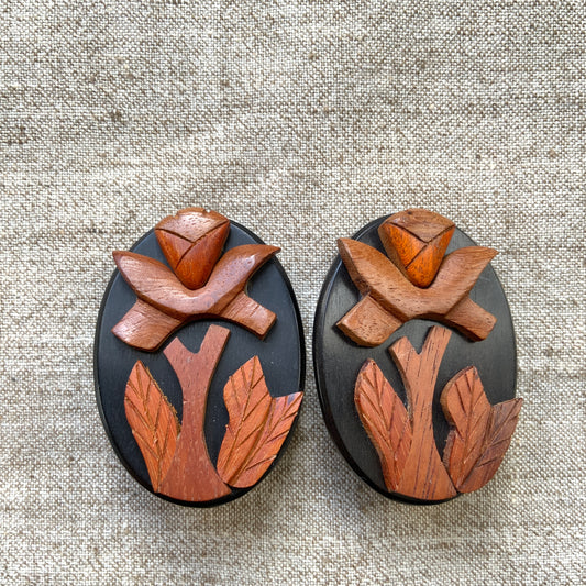 Striking statement earrings featuring a carved wooden rose. ウッドカービングのバラが印象的な大ぶりイヤリング。