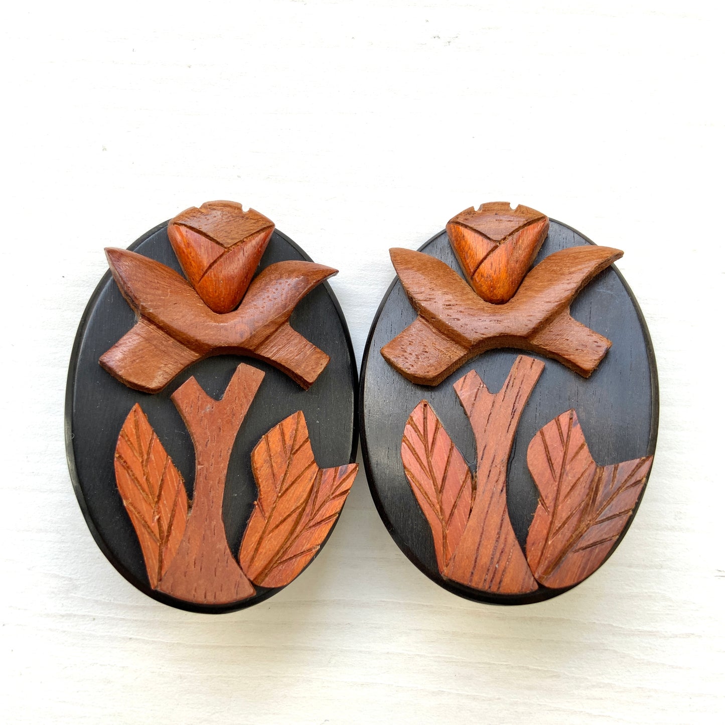 Striking statement earrings featuring a carved wooden rose. ウッドカービングのバラが印象的な大ぶりイヤリング。