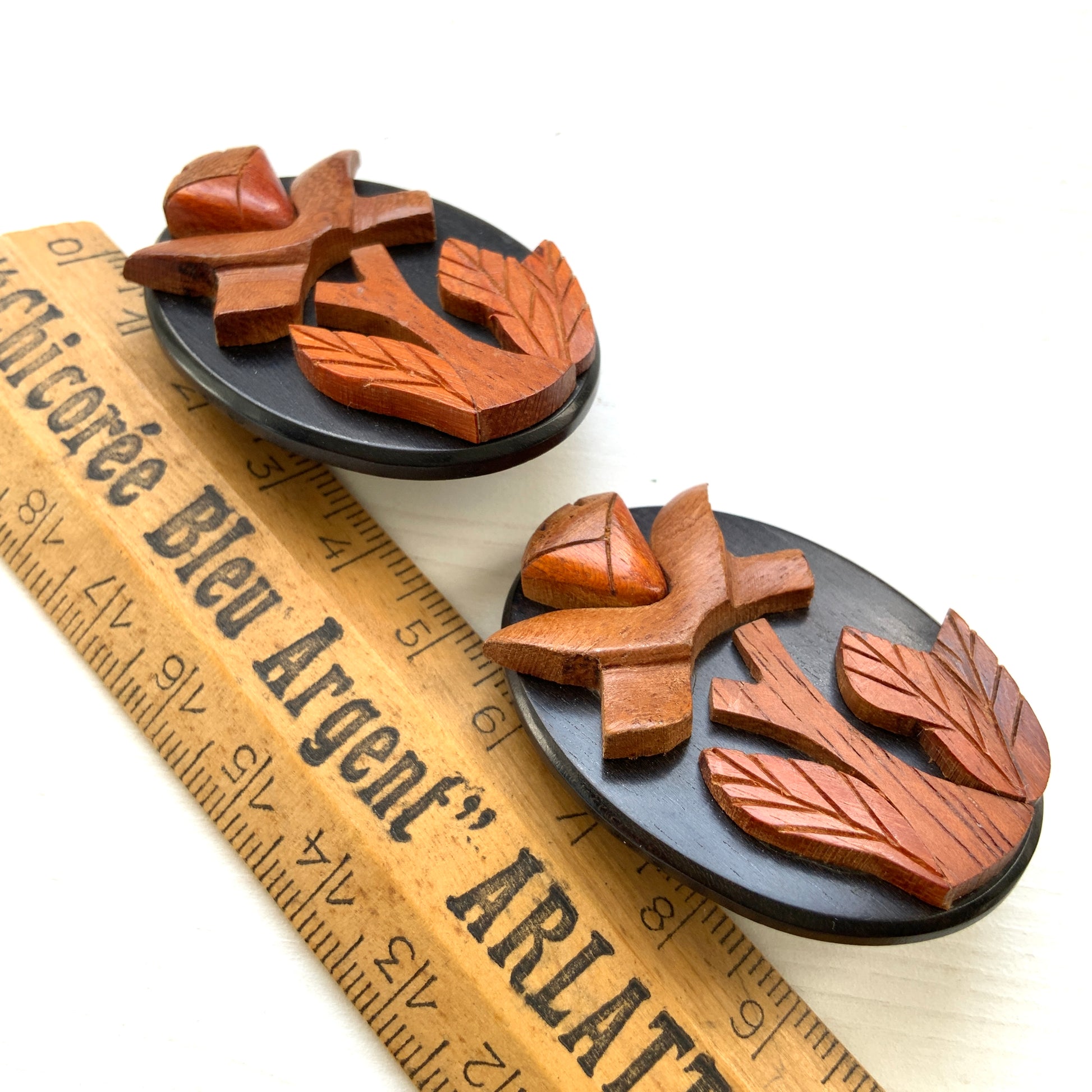 Striking statement earrings featuring a carved wooden rose. ウッドカービングのバラが印象的な大ぶりイヤリング。