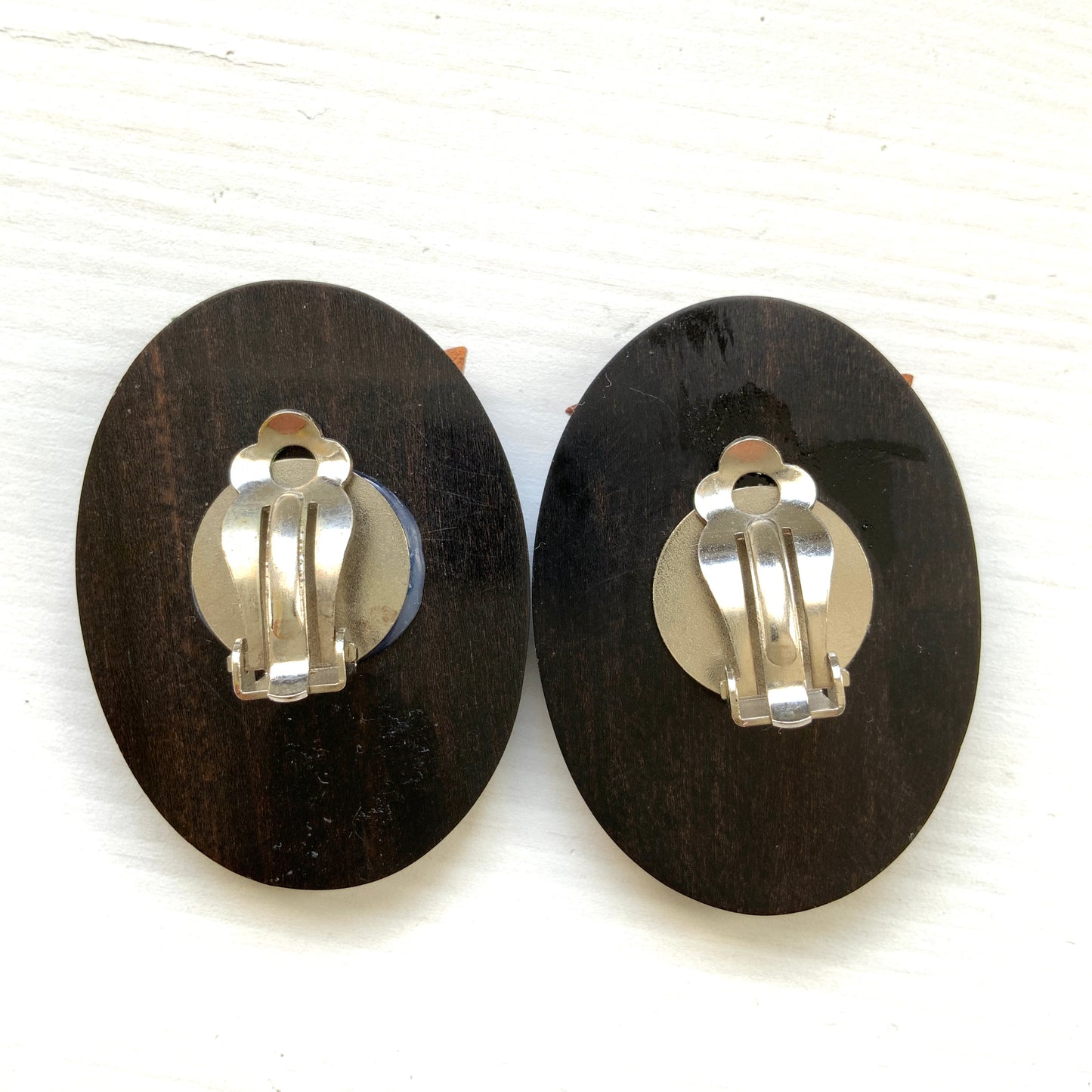 Striking statement earrings featuring a carved wooden rose. ウッドカービングのバラが印象的な大ぶりイヤリング。
