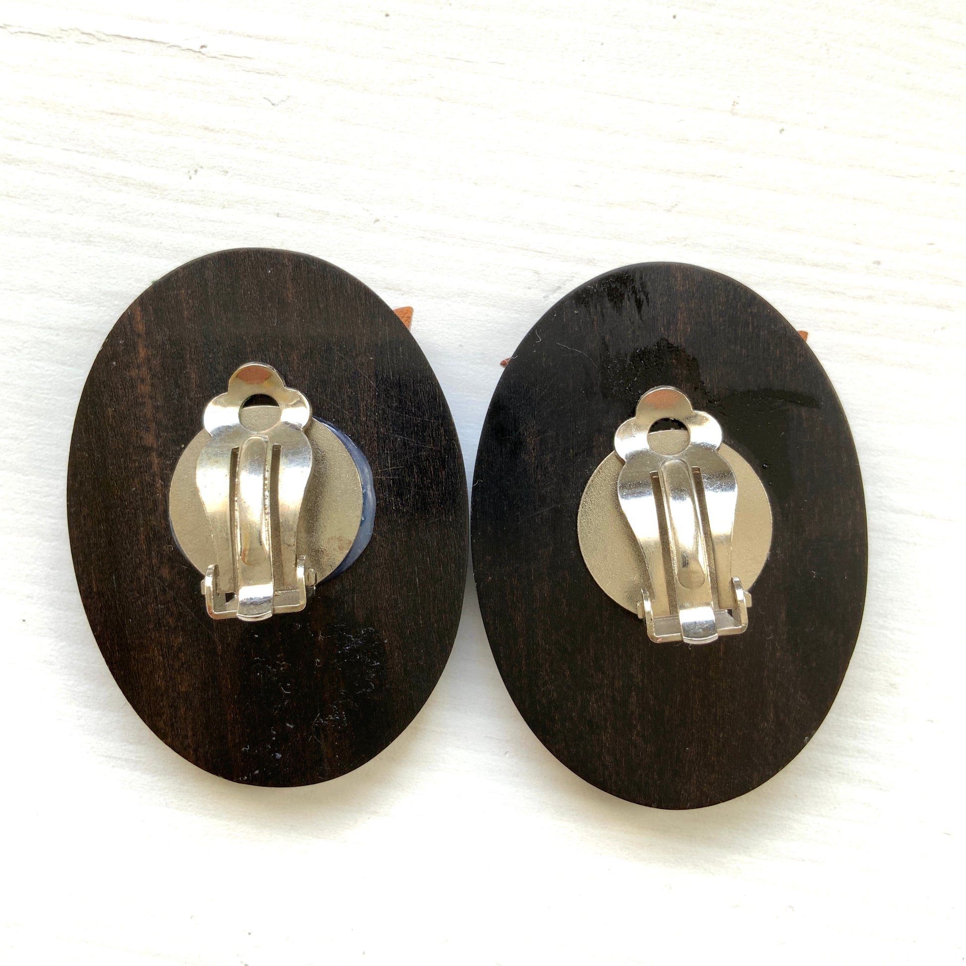 Striking statement earrings featuring a carved wooden rose. ウッドカービングのバラが印象的な大ぶりイヤリング。