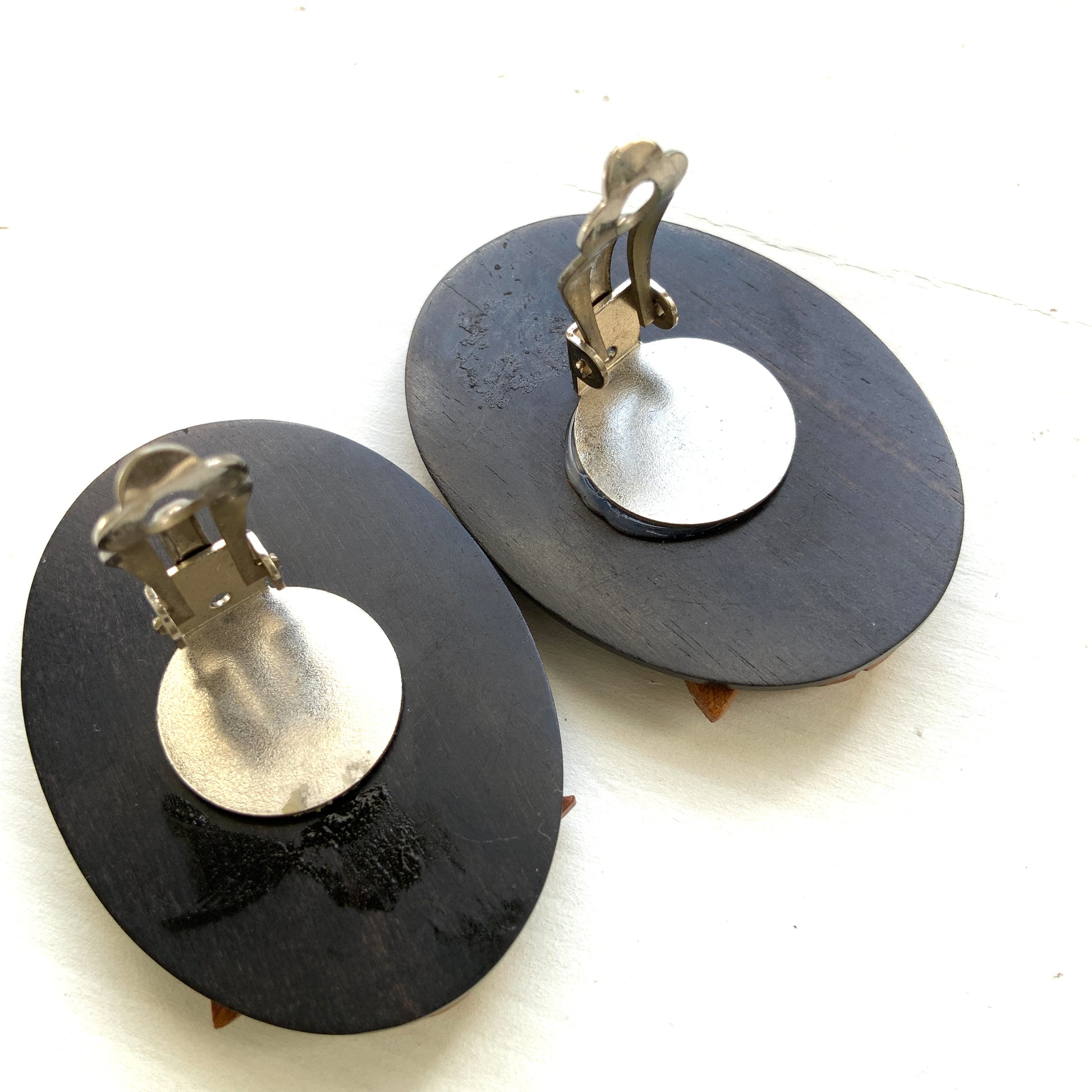 Striking statement earrings featuring a carved wooden rose. ウッドカービングのバラが印象的な大ぶりイヤリング。