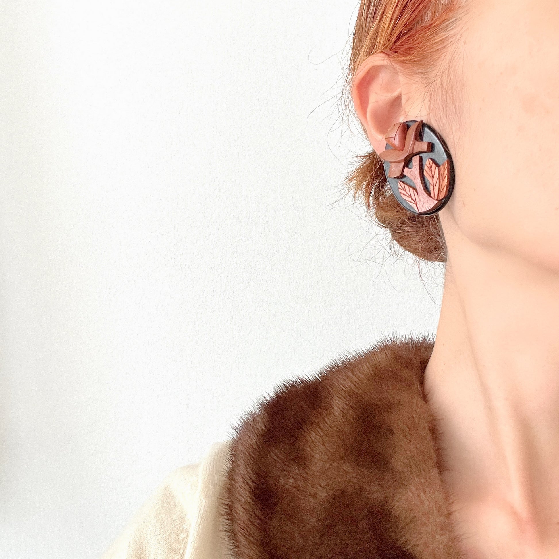 Striking statement earrings featuring a carved wooden rose. ウッドカービングのバラが印象的な大ぶりイヤリング。