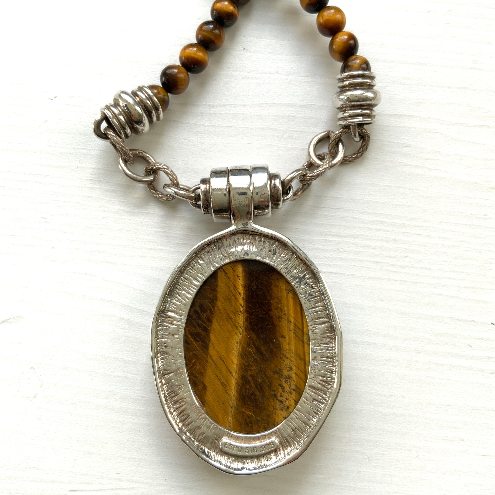 A bold oval-shaped tiger's eye stone takes centre stage in this striking silver necklace by Joseph Esposito. 大ぶりのオーバル型タイガーアイが印象的な、ジョセフ・エスポジートによるシルバーネックレス。