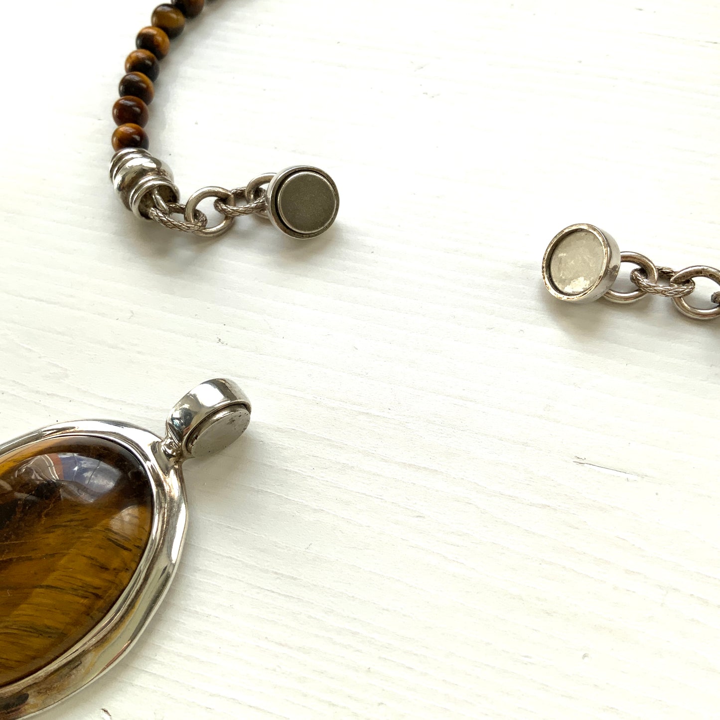 A bold oval-shaped tiger's eye stone takes centre stage in this striking silver necklace by Joseph Esposito. 大ぶりのオーバル型タイガーアイが印象的な、ジョセフ・エスポジートによるシルバーネックレス。