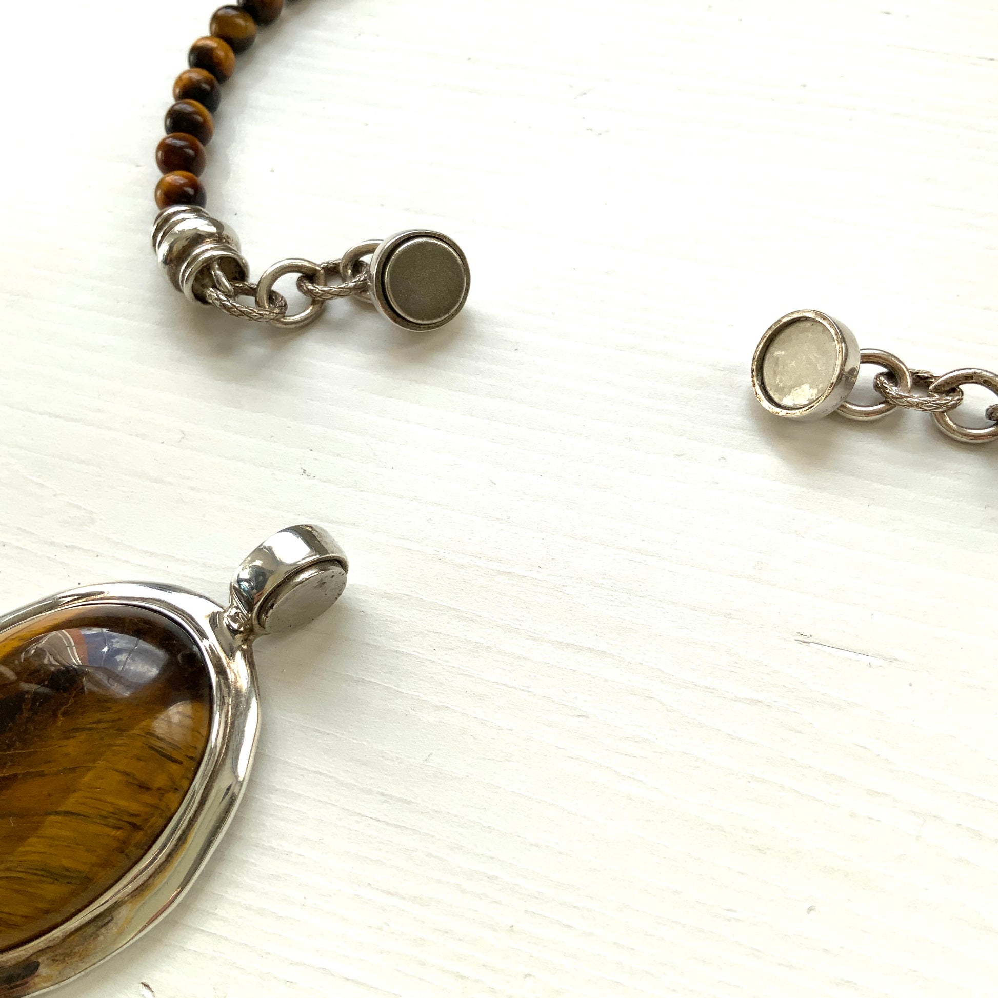 A bold oval-shaped tiger's eye stone takes centre stage in this striking silver necklace by Joseph Esposito. 大ぶりのオーバル型タイガーアイが印象的な、ジョセフ・エスポジートによるシルバーネックレス。