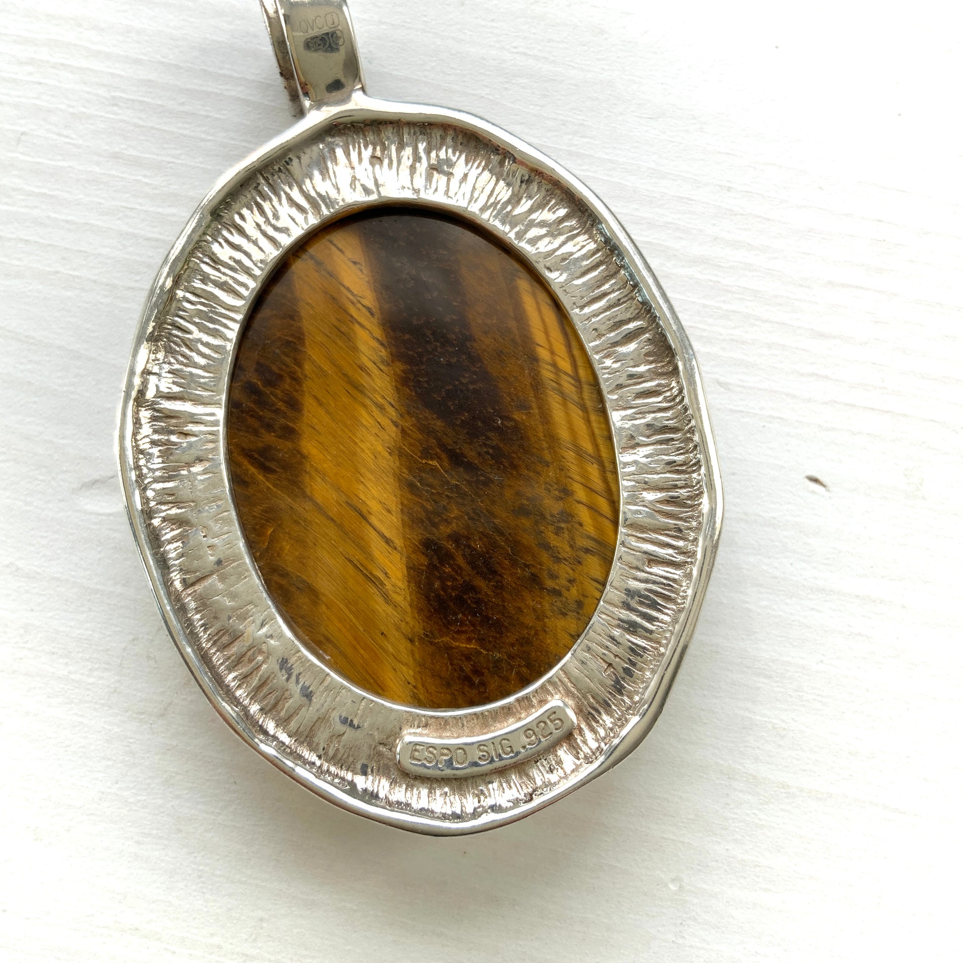 A bold oval-shaped tiger's eye stone takes centre stage in this striking silver necklace by Joseph Esposito. 大ぶりのオーバル型タイガーアイが印象的な、ジョセフ・エスポジートによるシルバーネックレス。