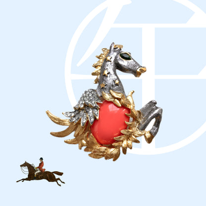 A Pegasus brooch by Kenneth Jay Lane. ケネス・ジェイ・レーンによる、ペガサスモチーフのブローチ。