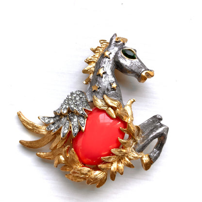 A Pegasus brooch by Kenneth Jay Lane. ケネス・ジェイ・レーンによる、ペガサスモチーフのブローチ。