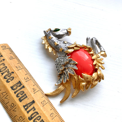 A Pegasus brooch by Kenneth Jay Lane. ケネス・ジェイ・レーンによる、ペガサスモチーフのブローチ。