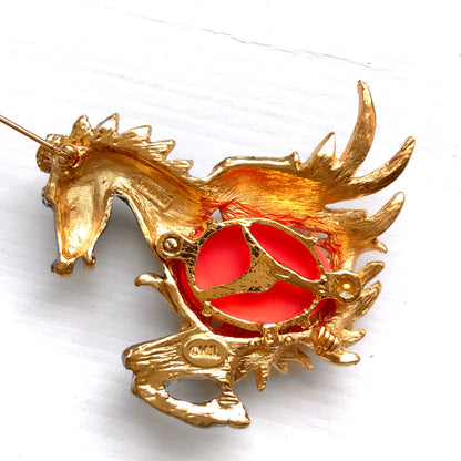 A Pegasus brooch by Kenneth Jay Lane. ケネス・ジェイ・レーンによる、ペガサスモチーフのブローチ。