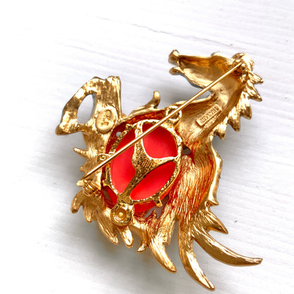 A Pegasus brooch by Kenneth Jay Lane. ケネス・ジェイ・レーンによる、ペガサスモチーフのブローチ。