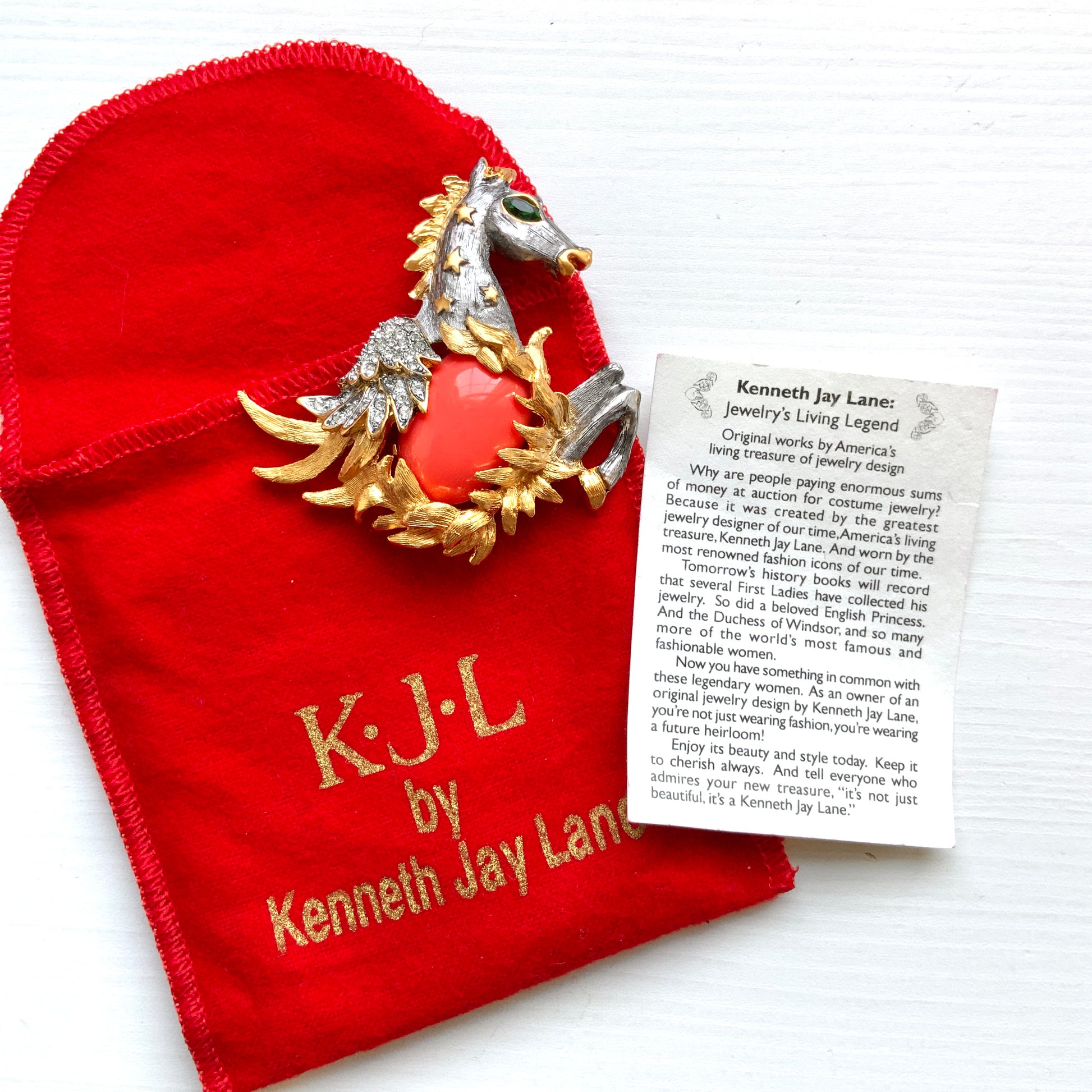 A Pegasus brooch by Kenneth Jay Lane. ケネス・ジェイ・レーンによる、ペガサスモチーフのブローチ。