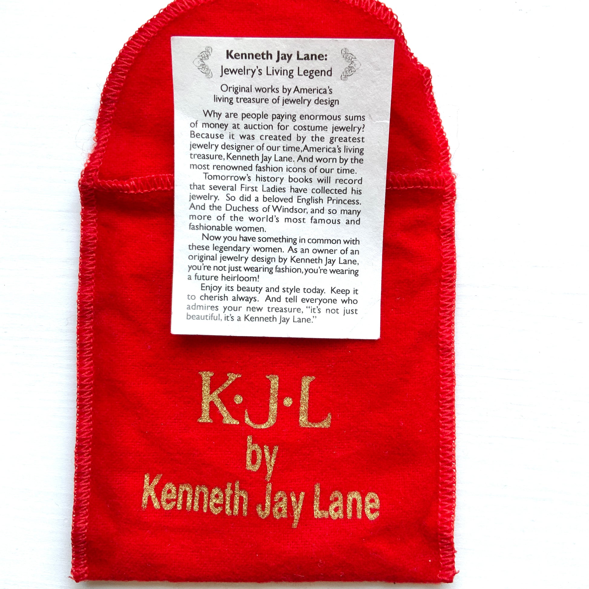 A Pegasus brooch by Kenneth Jay Lane. ケネス・ジェイ・レーンによる、ペガサスモチーフのブローチ。