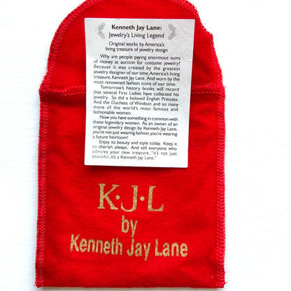 A Pegasus brooch by Kenneth Jay Lane. ケネス・ジェイ・レーンによる、ペガサスモチーフのブローチ。