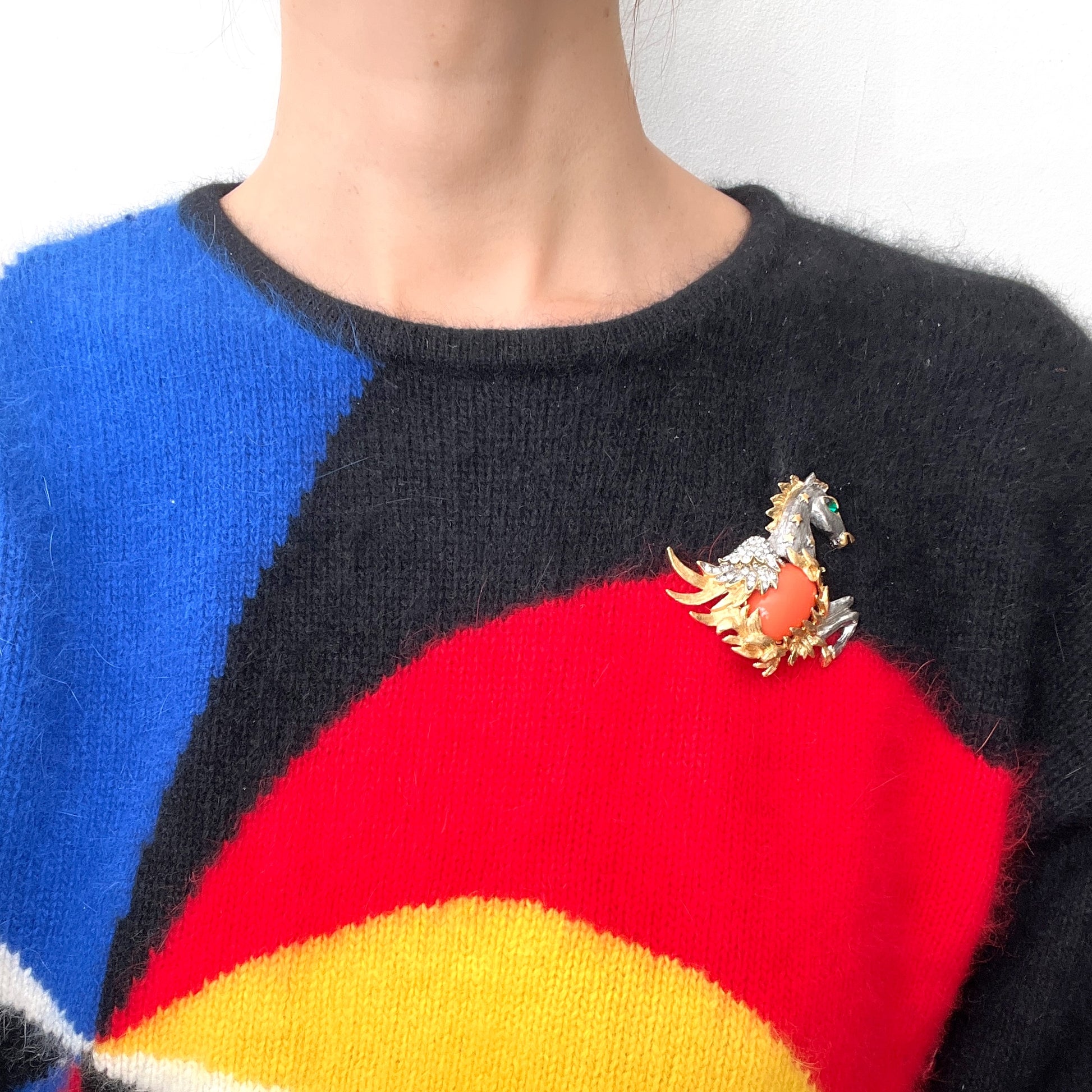 A Pegasus brooch by Kenneth Jay Lane. ケネス・ジェイ・レーンによる、ペガサスモチーフのブローチ。