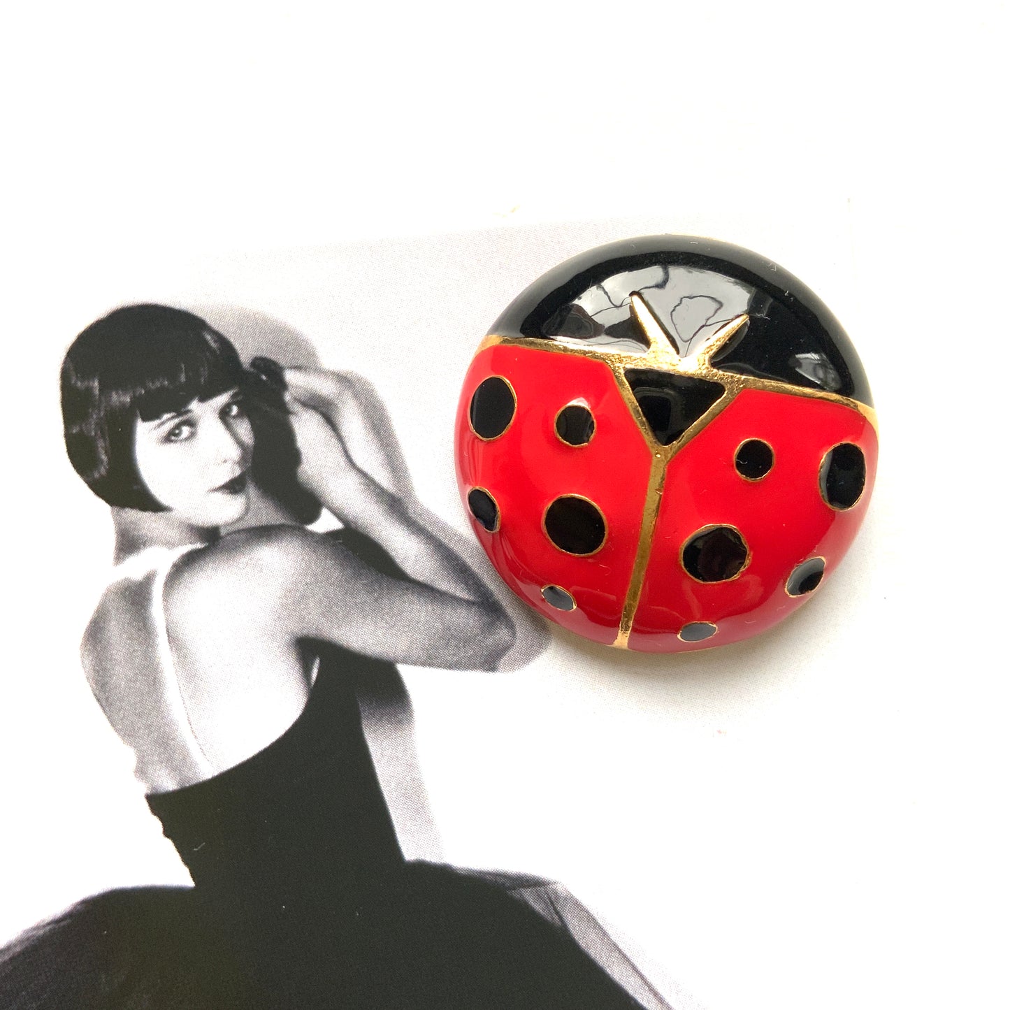 Vintage Sonia Rykiel ladybird brooch. A stylish design in red and black enamel, highlighted with elegant gold lines. ソニア・リキエルのヴィンテージてんとう虫ブローチ。
