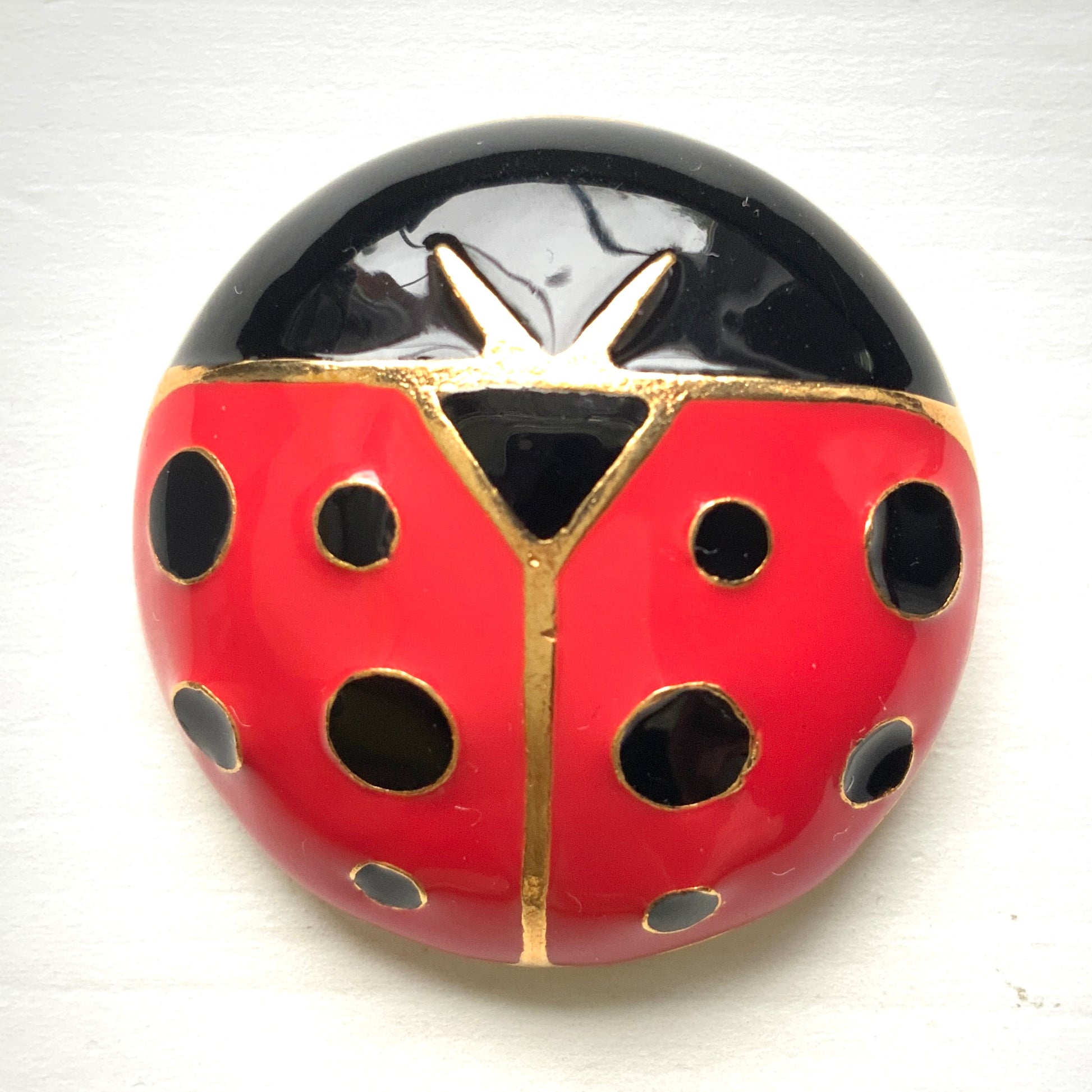 Vintage Sonia Rykiel ladybird brooch. A stylish design in red and black enamel, highlighted with elegant gold lines. ソニア・リキエルのヴィンテージてんとう虫ブローチ。