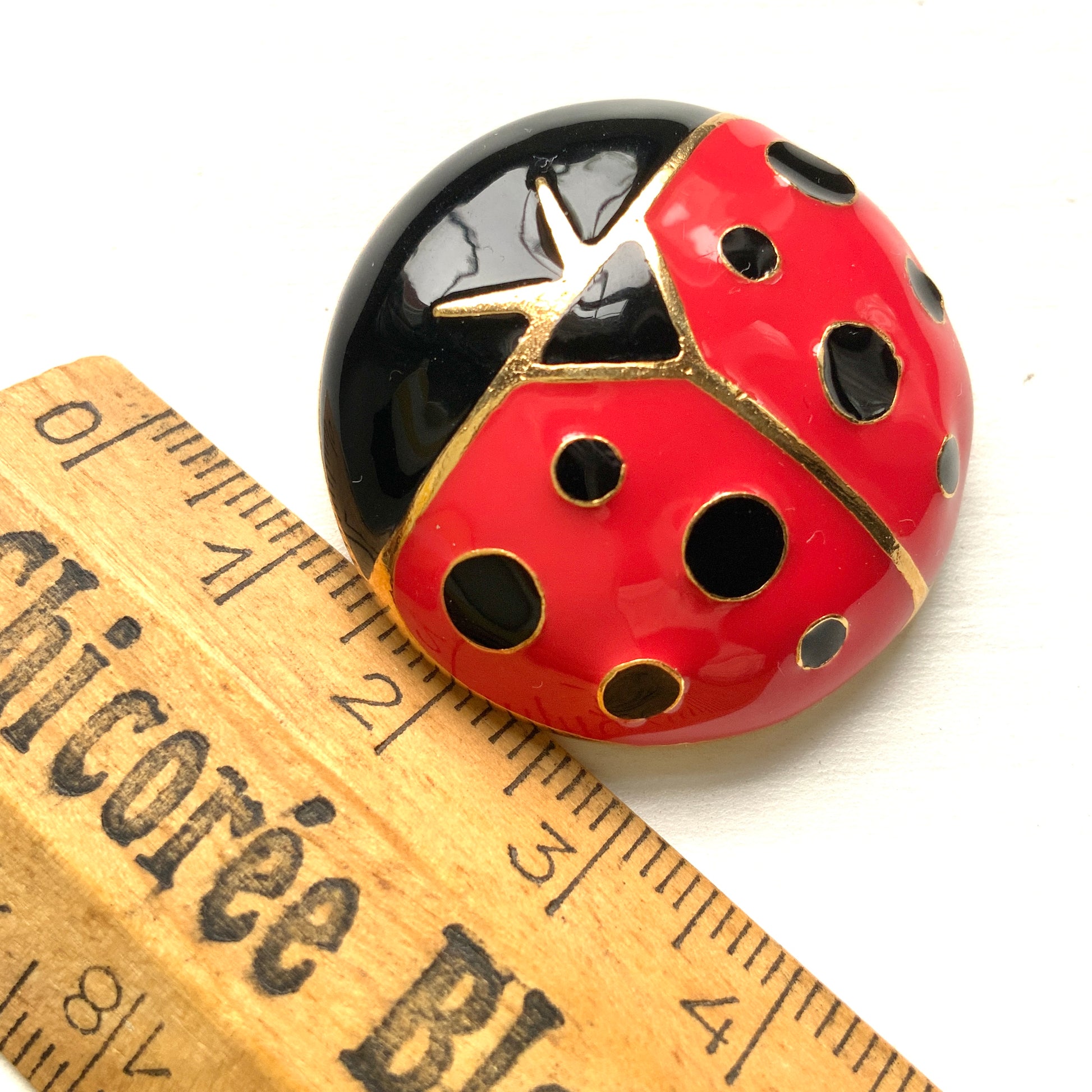 Vintage Sonia Rykiel ladybird brooch. A stylish design in red and black enamel, highlighted with elegant gold lines. ソニア・リキエルのヴィンテージてんとう虫ブローチ。