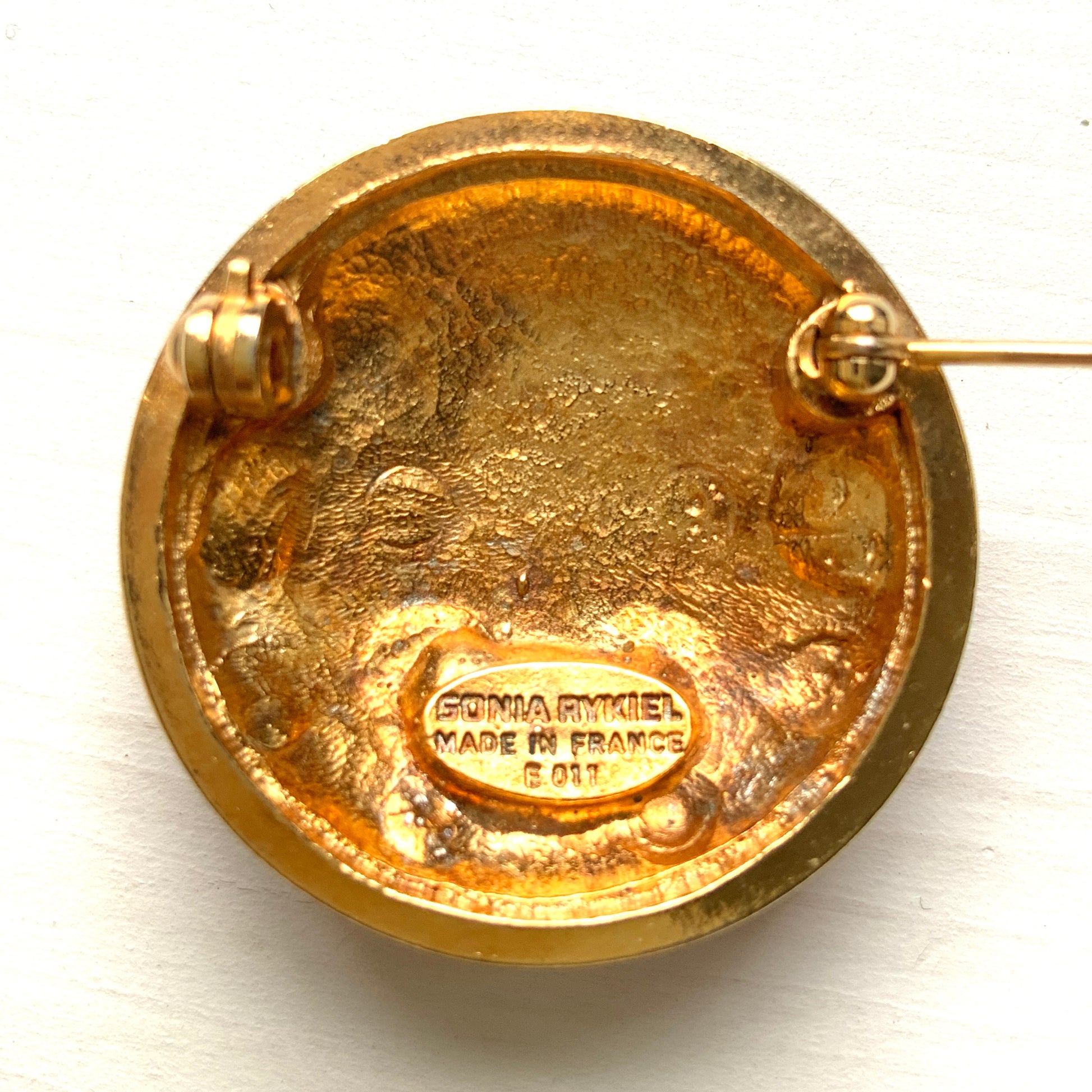 Vintage Sonia Rykiel ladybird brooch. A stylish design in red and black enamel, highlighted with elegant gold lines. ソニア・リキエルのヴィンテージてんとう虫ブローチ。