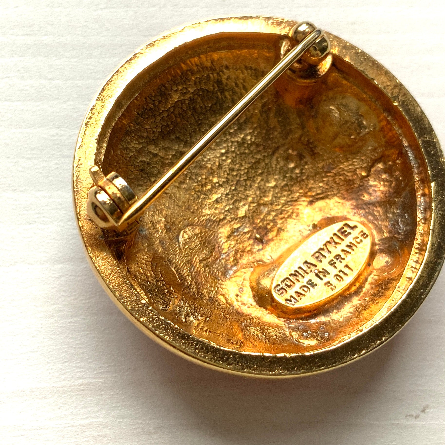 Vintage Sonia Rykiel ladybird brooch. A stylish design in red and black enamel, highlighted with elegant gold lines. ソニア・リキエルのヴィンテージてんとう虫ブローチ。