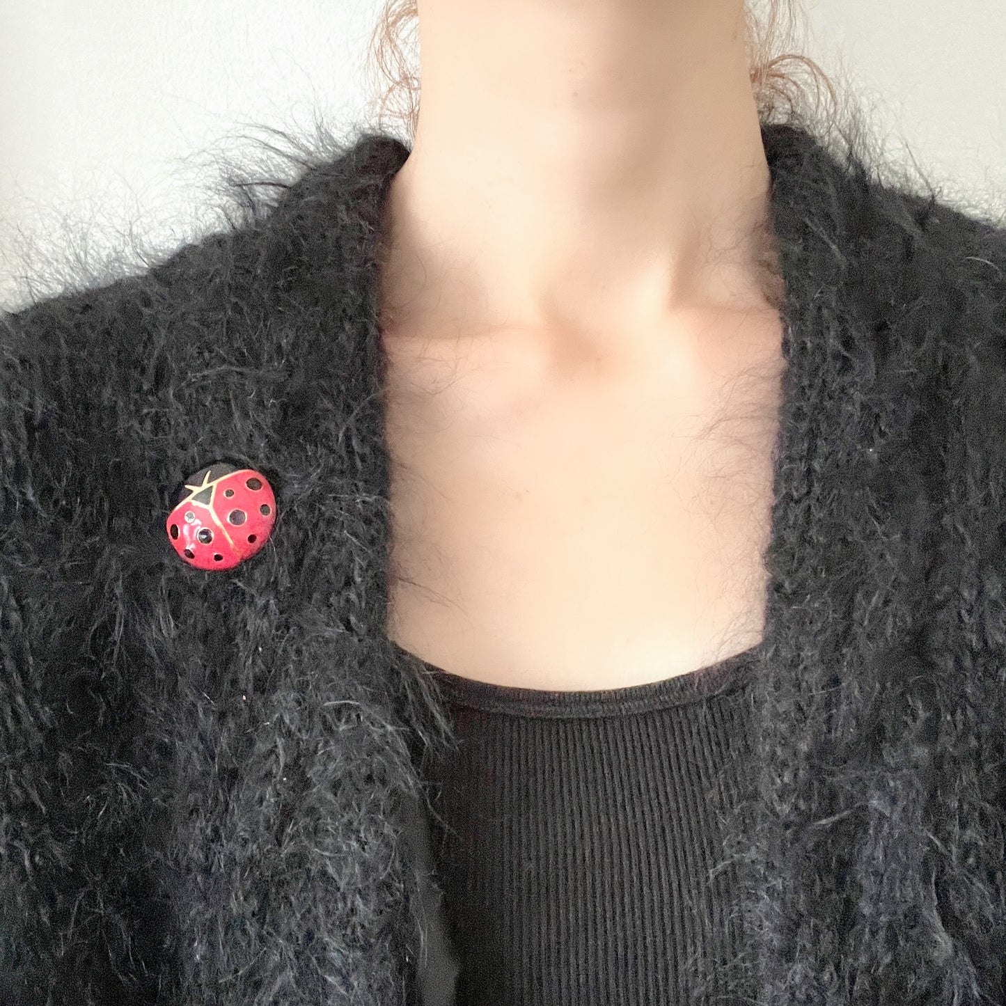 Vintage Sonia Rykiel ladybird brooch. A stylish design in red and black enamel, highlighted with elegant gold lines. ソニア・リキエルのヴィンテージてんとう虫ブローチ。