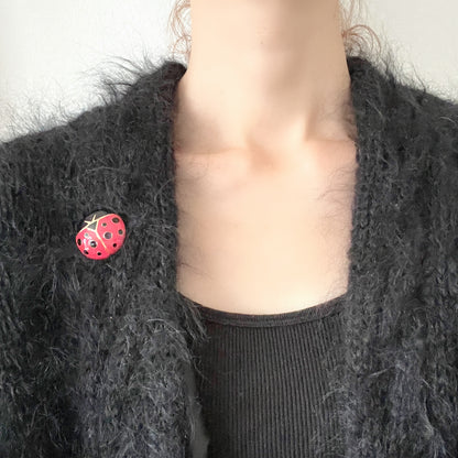 Vintage Sonia Rykiel ladybird brooch. A stylish design in red and black enamel, highlighted with elegant gold lines. ソニア・リキエルのヴィンテージてんとう虫ブローチ。