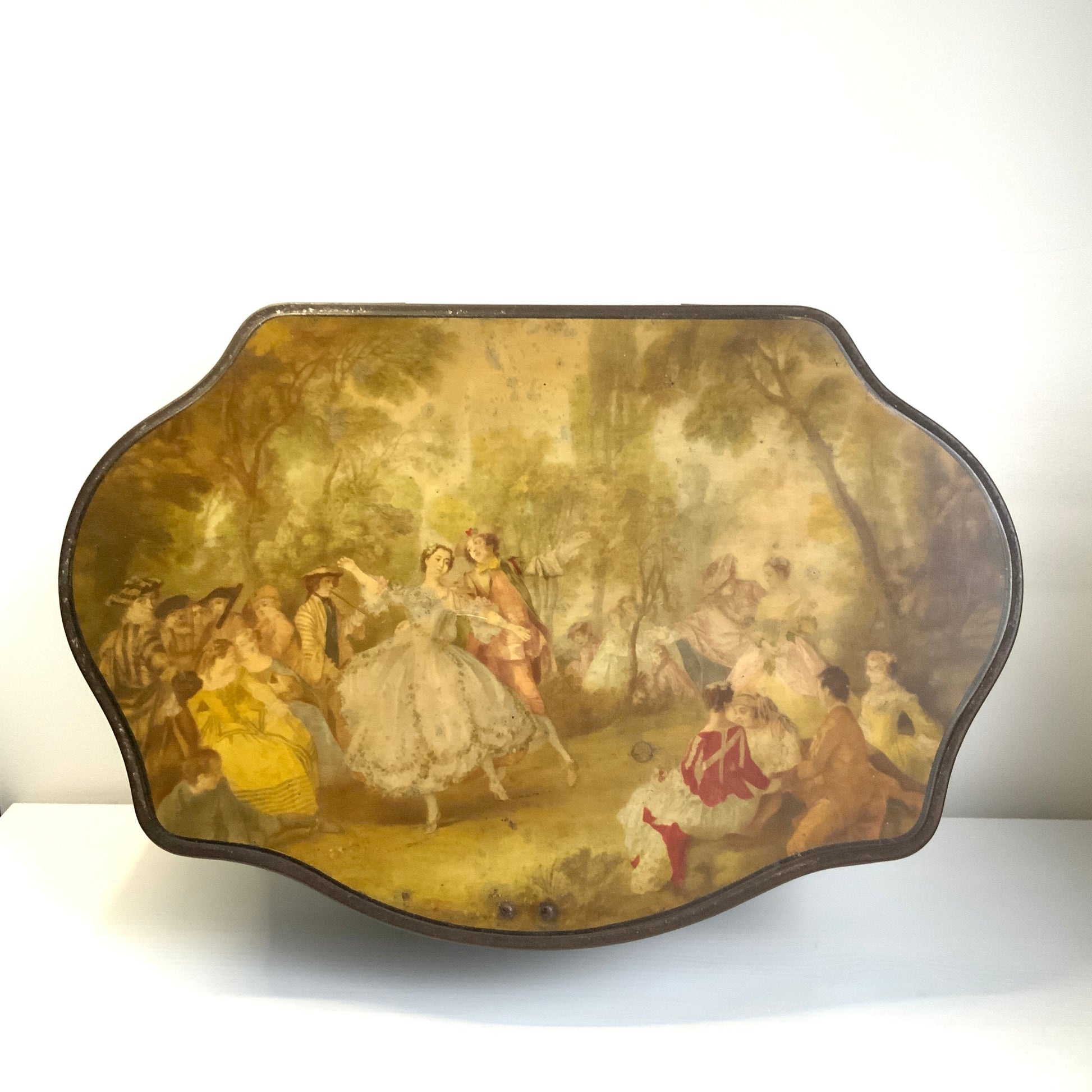 A French confectionery tin featuring a beautiful 18th-century illustration, with an elegant shape and refined design.  18世紀の美しいイラストがプリントされた、優雅なシェイプとデザインのフランスの菓子缶。