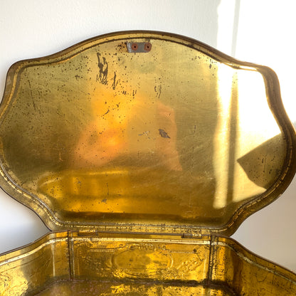 A French confectionery tin featuring a beautiful 18th-century illustration, with an elegant shape and refined design.  18世紀の美しいイラストがプリントされた、優雅なシェイプとデザインのフランスの菓子缶。