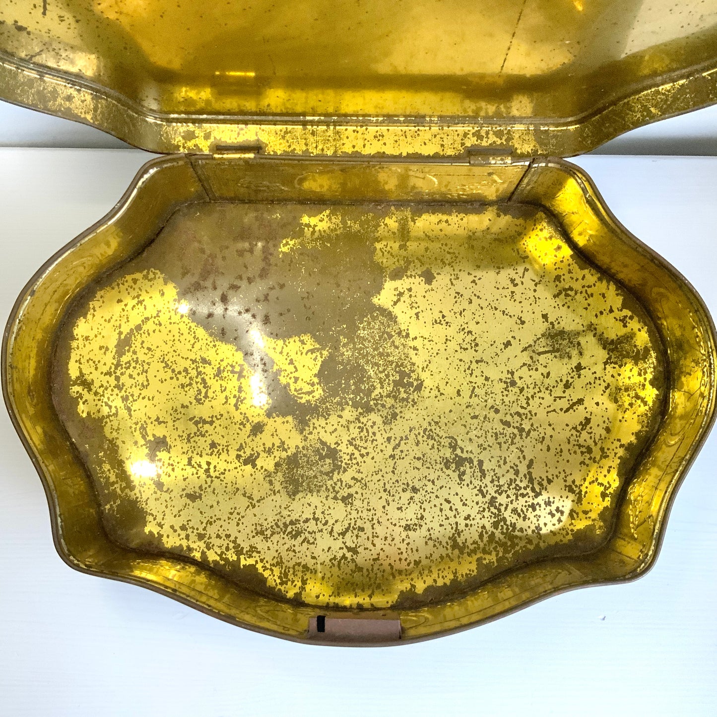 A French confectionery tin featuring a beautiful 18th-century illustration, with an elegant shape and refined design.  18世紀の美しいイラストがプリントされた、優雅なシェイプとデザインのフランスの菓子缶。