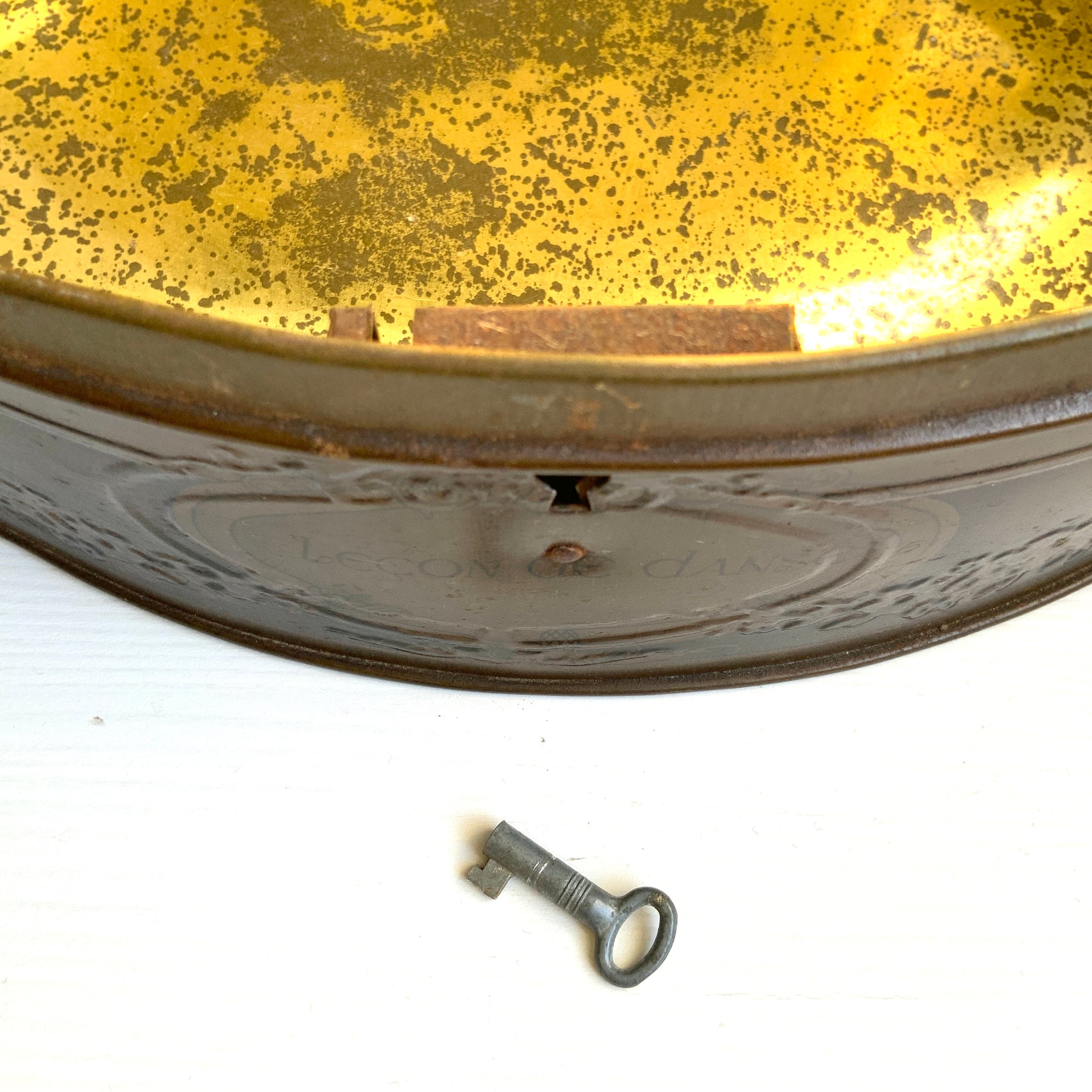 A French confectionery tin featuring a beautiful 18th-century illustration, with an elegant shape and refined design.  18世紀の美しいイラストがプリントされた、優雅なシェイプとデザインのフランスの菓子缶。