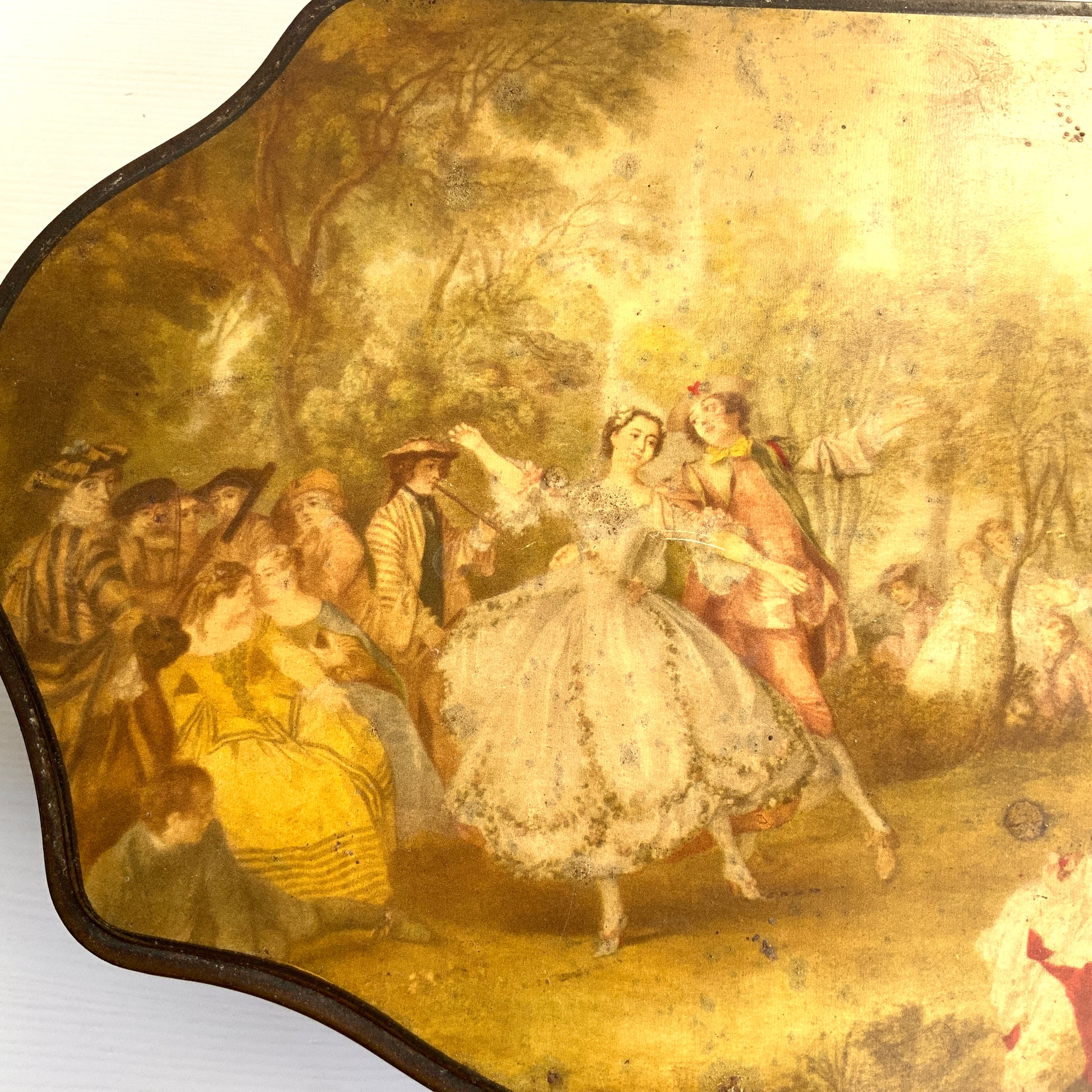 A French confectionery tin featuring a beautiful 18th-century illustration, with an elegant shape and refined design.  18世紀の美しいイラストがプリントされた、優雅なシェイプとデザインのフランスの菓子缶。