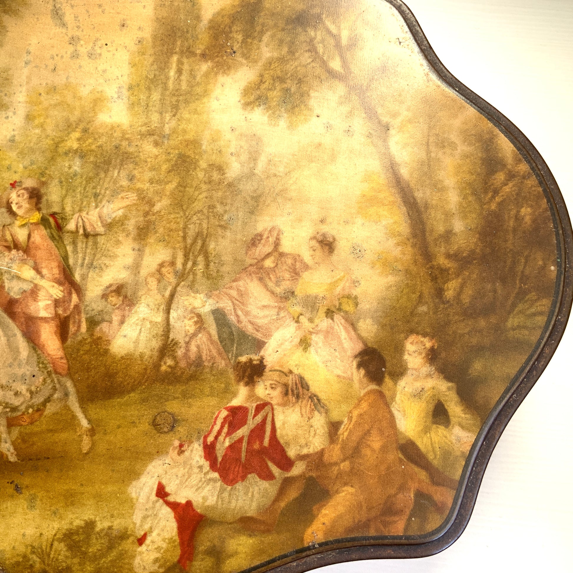 A French confectionery tin featuring a beautiful 18th-century illustration, with an elegant shape and refined design.  18世紀の美しいイラストがプリントされた、優雅なシェイプとデザインのフランスの菓子缶。