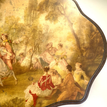 A French confectionery tin featuring a beautiful 18th-century illustration, with an elegant shape and refined design.  18世紀の美しいイラストがプリントされた、優雅なシェイプとデザインのフランスの菓子缶。