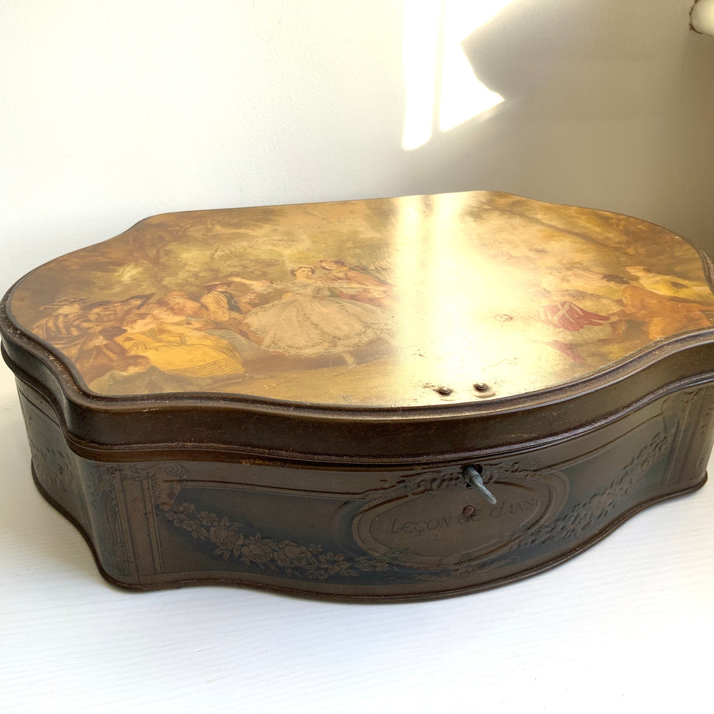 A French confectionery tin featuring a beautiful 18th-century illustration, with an elegant shape and refined design.  18世紀の美しいイラストがプリントされた、優雅なシェイプとデザインのフランスの菓子缶。