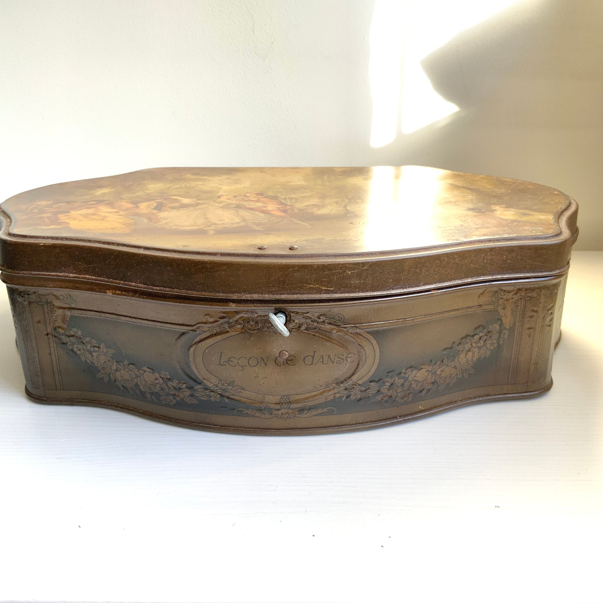A French confectionery tin featuring a beautiful 18th-century illustration, with an elegant shape and refined design.  18世紀の美しいイラストがプリントされた、優雅なシェイプとデザインのフランスの菓子缶。