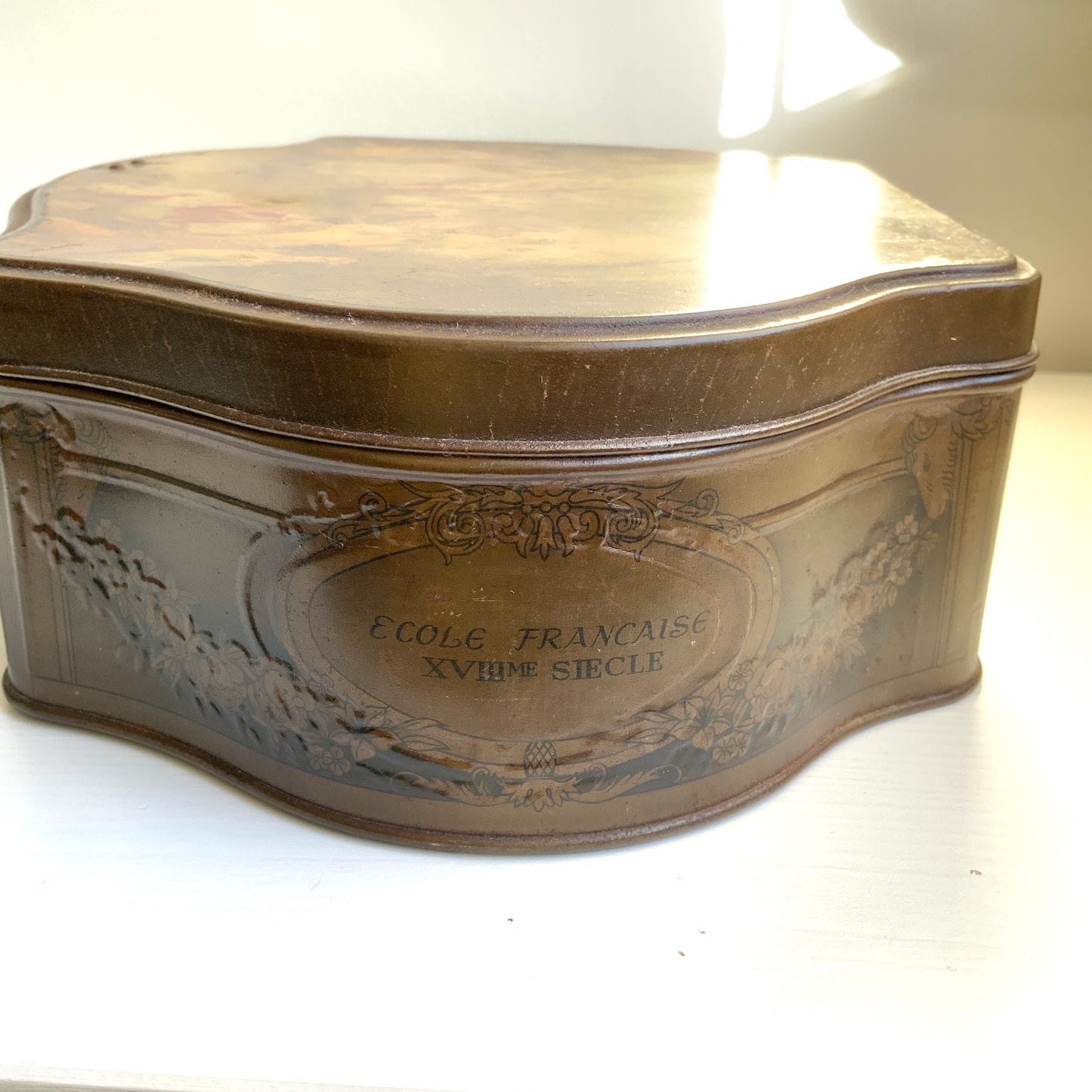 A French confectionery tin featuring a beautiful 18th-century illustration, with an elegant shape and refined design.  18世紀の美しいイラストがプリントされた、優雅なシェイプとデザインのフランスの菓子缶。