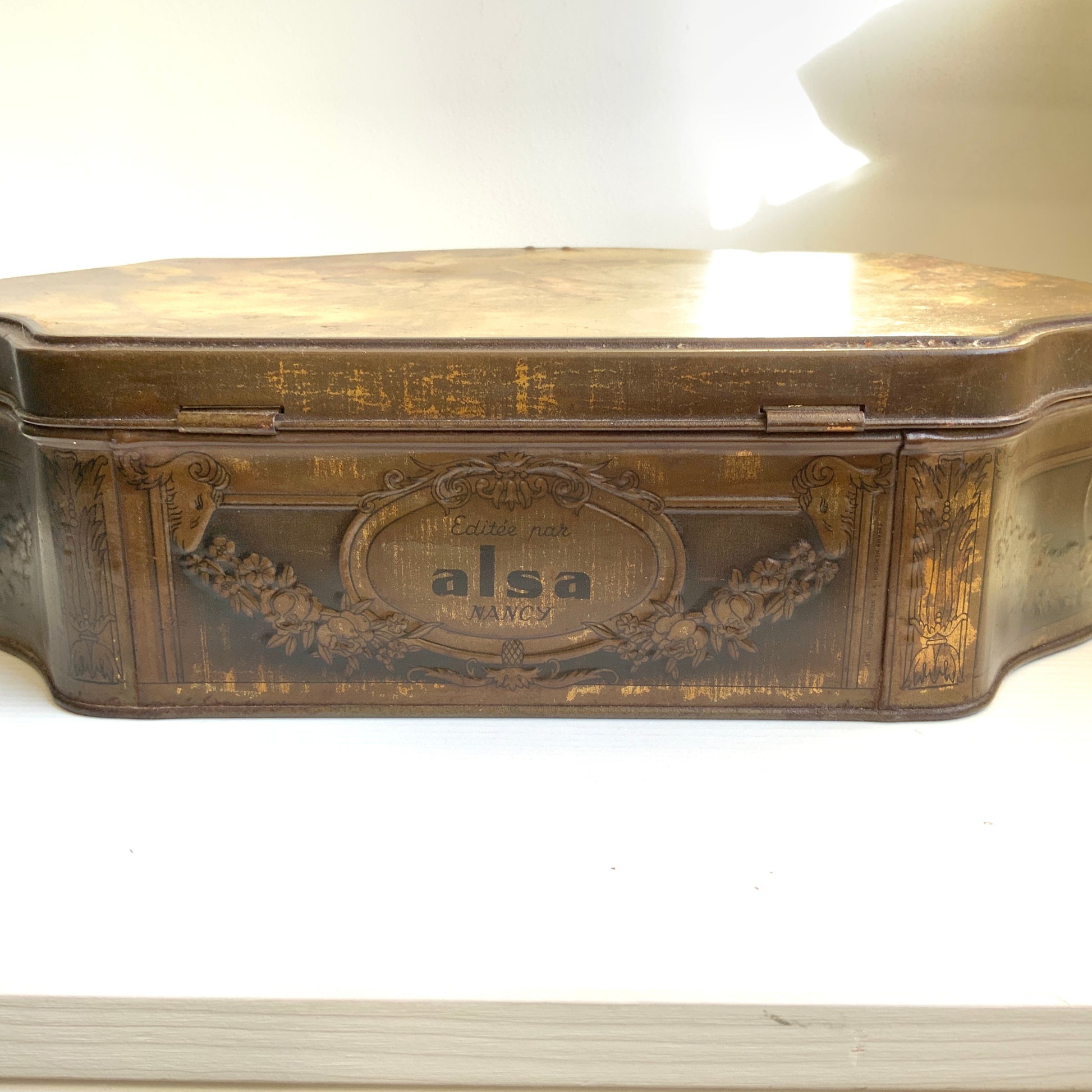 A French confectionery tin featuring a beautiful 18th-century illustration, with an elegant shape and refined design.  18世紀の美しいイラストがプリントされた、優雅なシェイプとデザインのフランスの菓子缶。