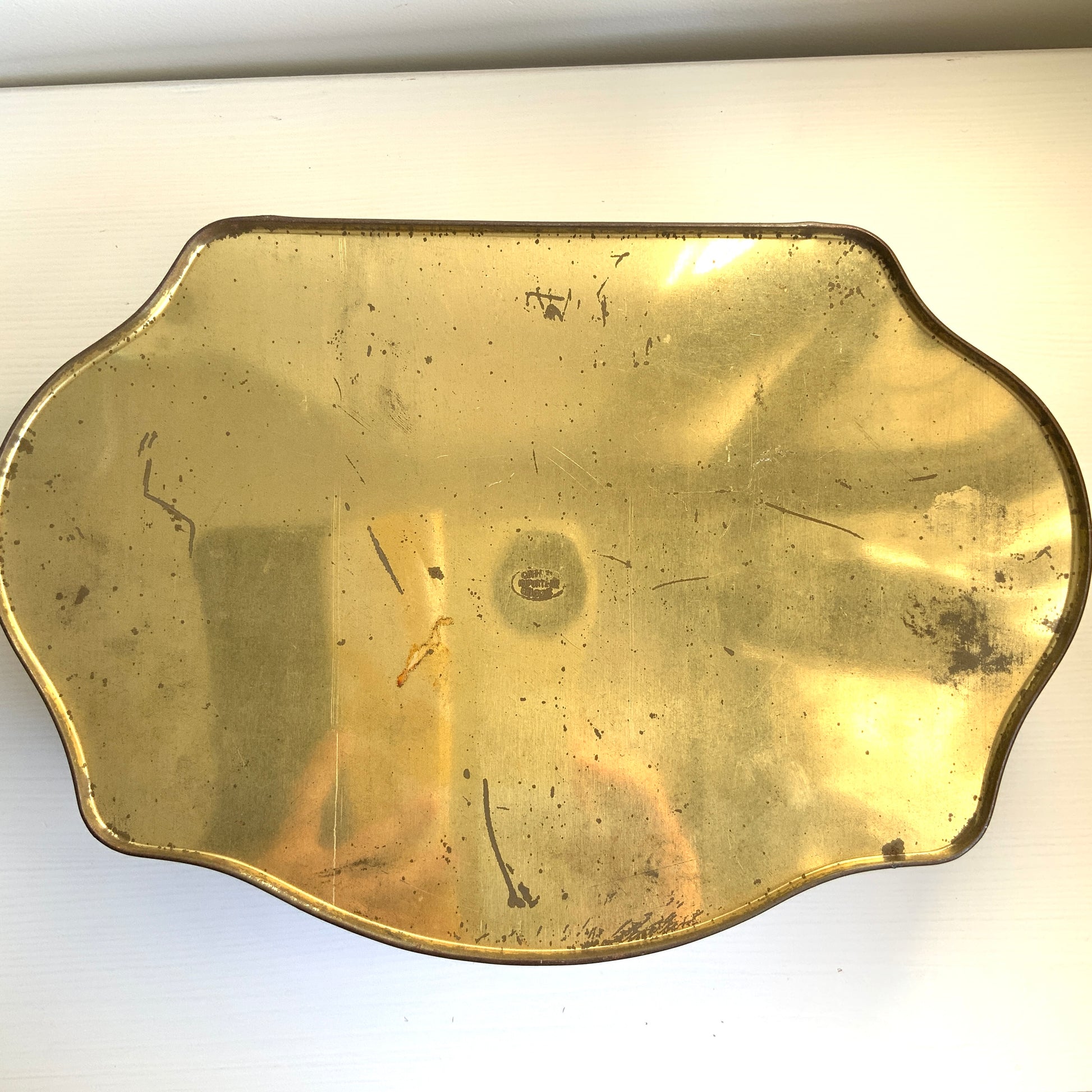 A French confectionery tin featuring a beautiful 18th-century illustration, with an elegant shape and refined design.  18世紀の美しいイラストがプリントされた、優雅なシェイプとデザインのフランスの菓子缶。