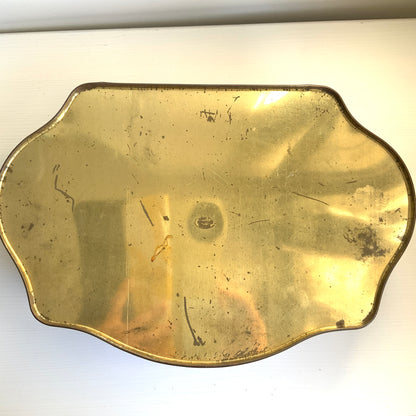 A French confectionery tin featuring a beautiful 18th-century illustration, with an elegant shape and refined design.  18世紀の美しいイラストがプリントされた、優雅なシェイプとデザインのフランスの菓子缶。