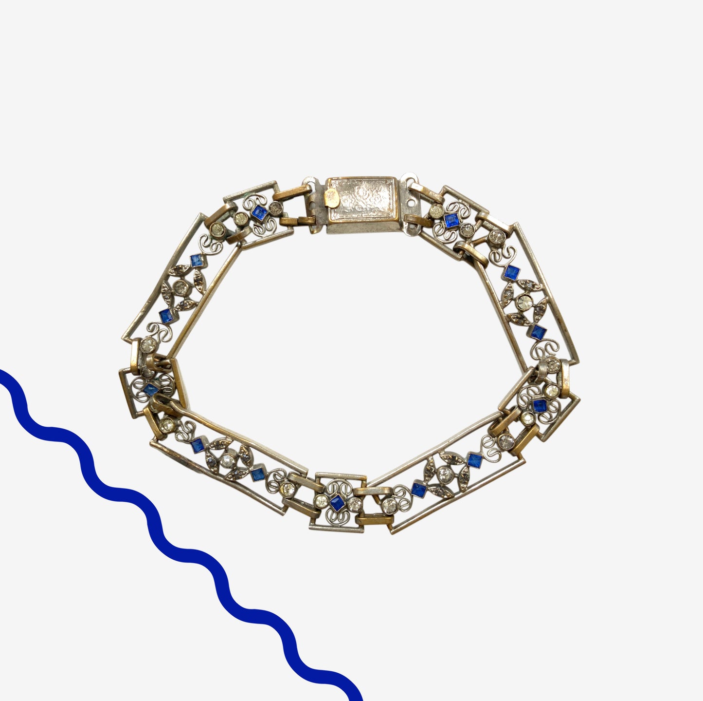 A beautiful openwork Art Deco bracelet dating to around the 1920s. 美しいオープンワークが印象的な、1920年代頃のアールデコヴィンテージブレスレット。 