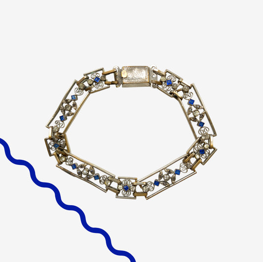 A beautiful openwork Art Deco bracelet dating to around the 1920s. 美しいオープンワークが印象的な、1920年代頃のアールデコヴィンテージブレスレット。 