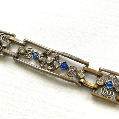 A beautiful openwork Art Deco bracelet dating to around the 1920s. 美しいオープンワークが印象的な、1920年代頃のアールデコヴィンテージブレスレット。 