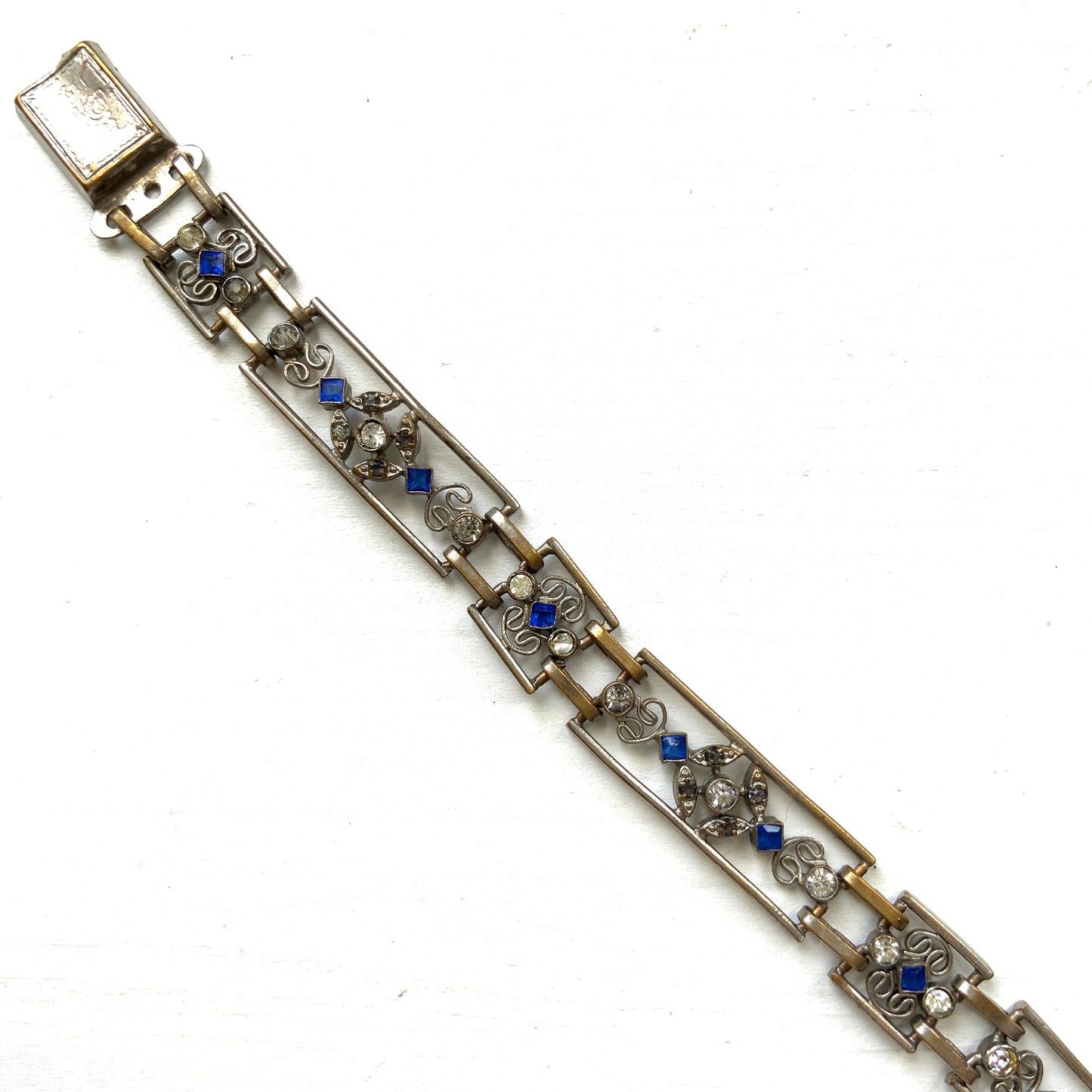 A beautiful openwork Art Deco bracelet dating to around the 1920s. 美しいオープンワークが印象的な、1920年代頃のアールデコヴィンテージブレスレット。 