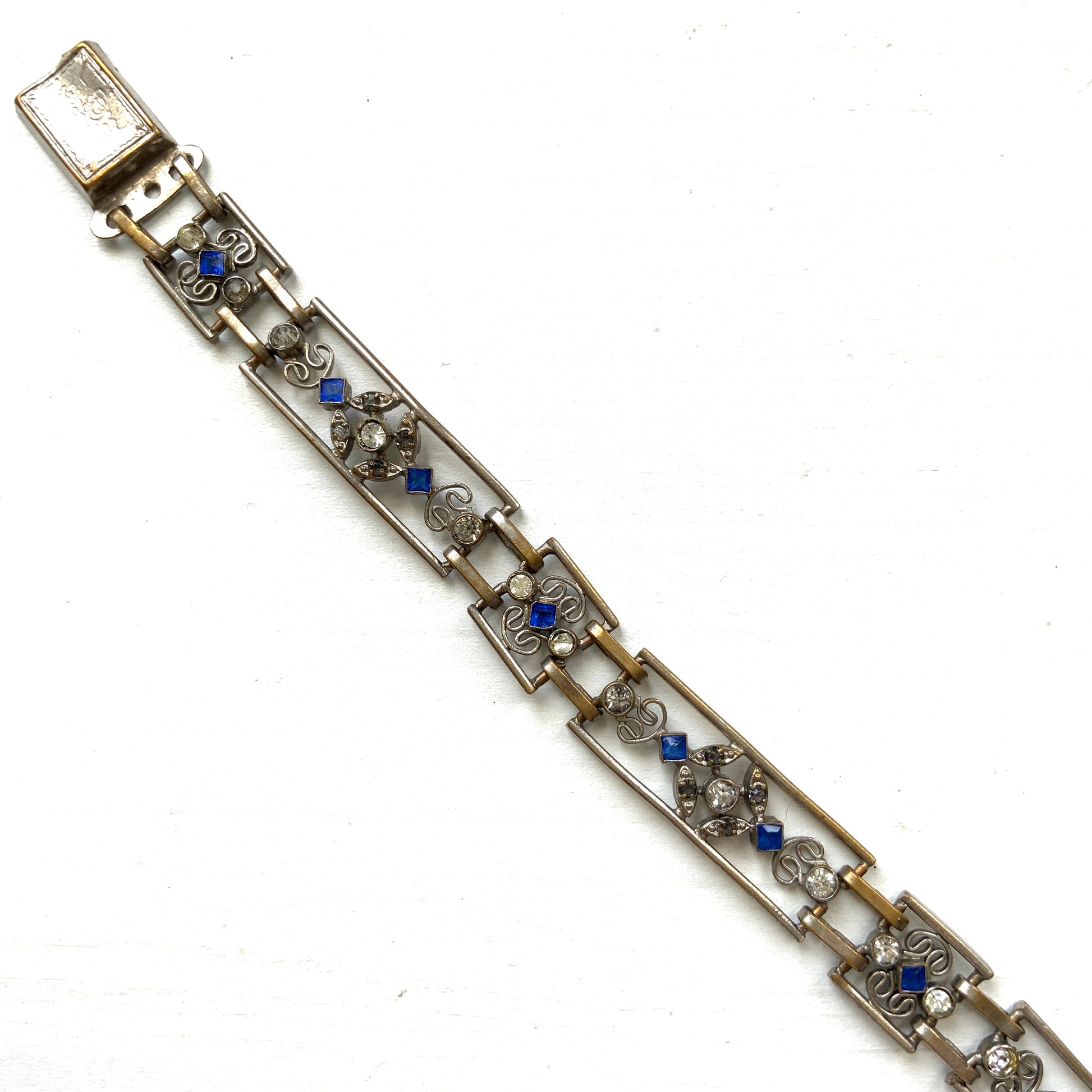 A beautiful openwork Art Deco bracelet dating to around the 1920s. 美しいオープンワークが印象的な、1920年代頃のアールデコヴィンテージブレスレット。 